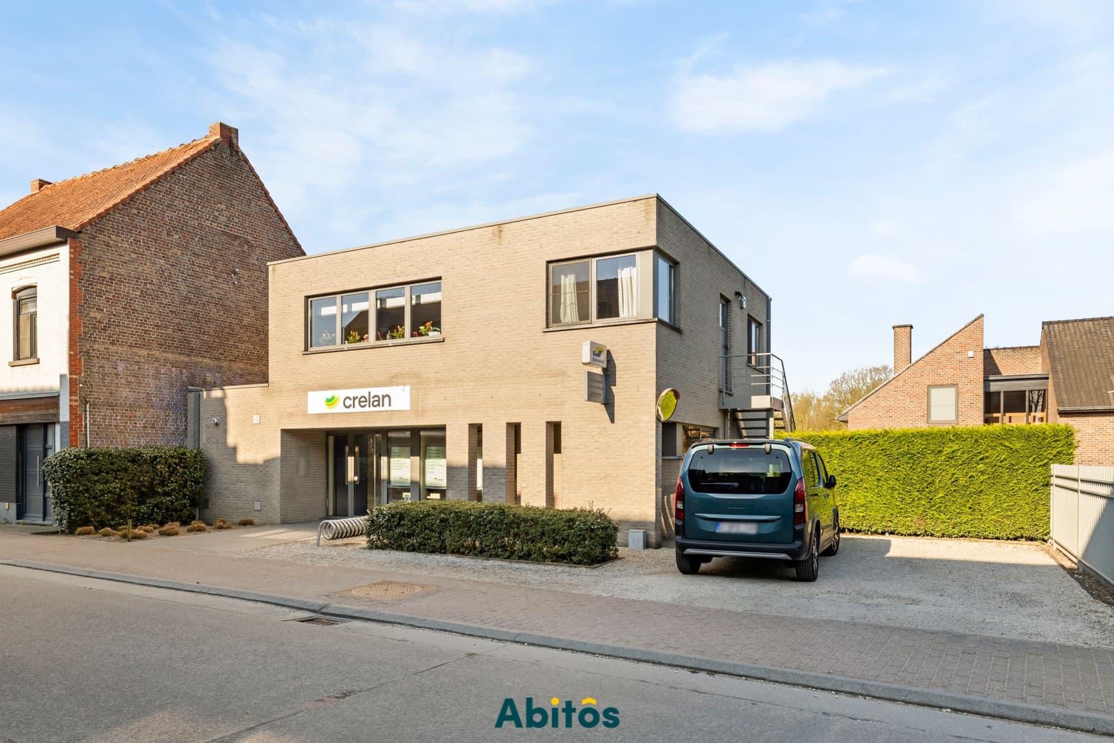 Commercieel gelegen handelspand of kantoorruimte in het hart van Landegem