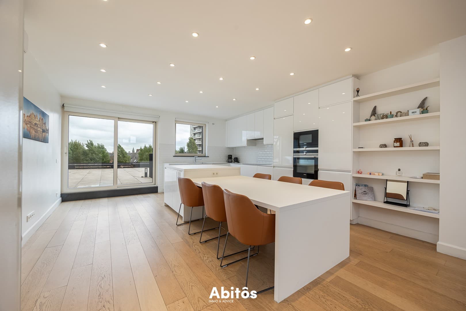 Luxuriously furnished penthouse with views of the River Leie and Ghent’s towers