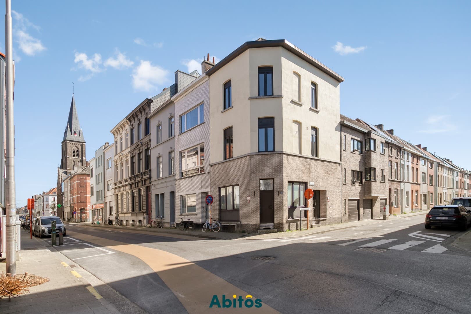 Opbrengsteigendom met 4 appartementen en 3 inpandige garages in Gent