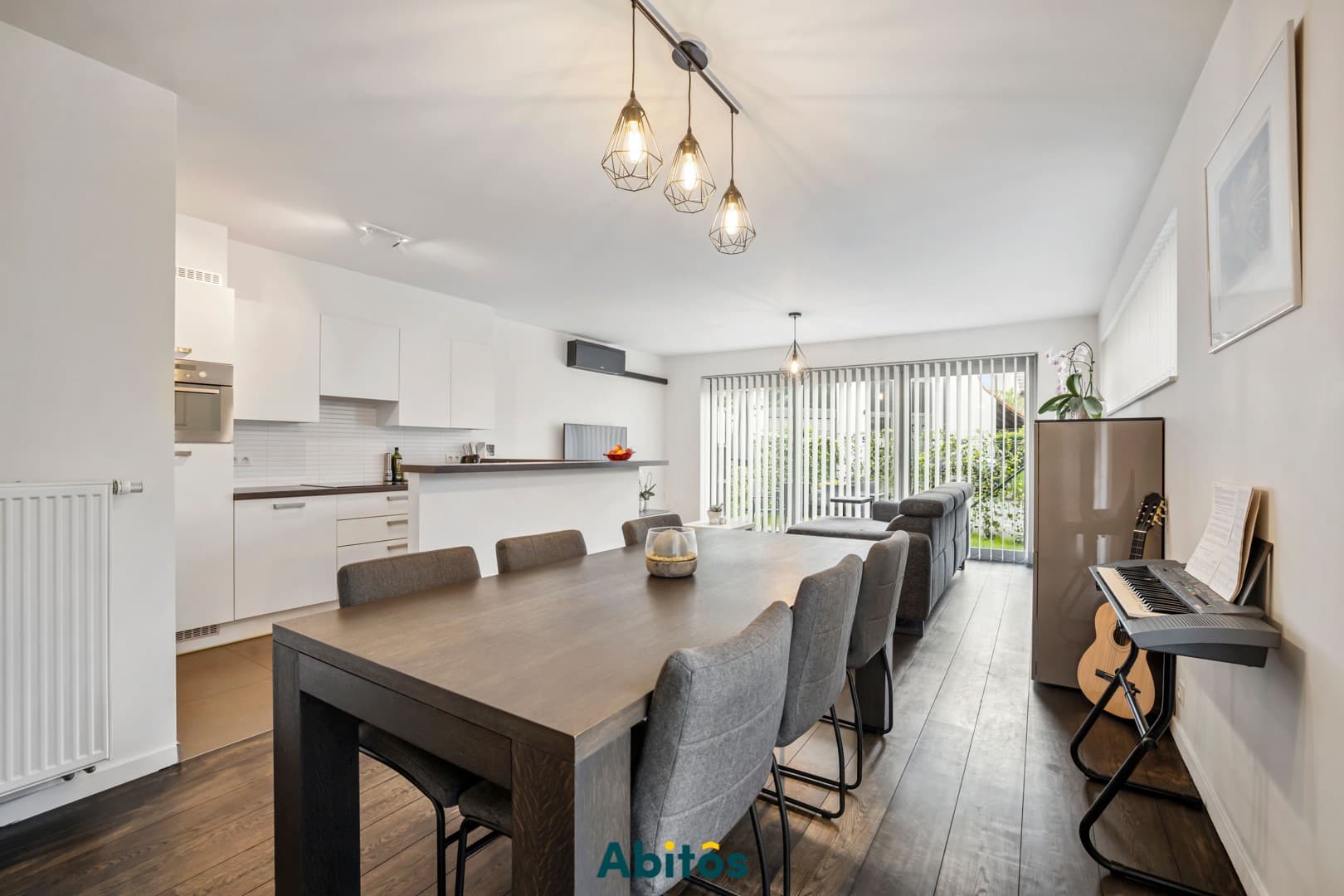Gelijkvloers 2 slaapkamer appartement met tuintje en overdekte autostaanplaats