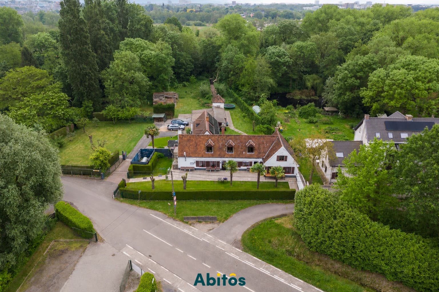 Restaurant met hoevewoning, park en ruime parking in het Assels-gebied