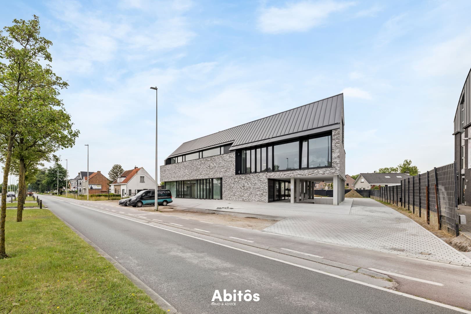 Commercial space with excellent visibility and accessibility