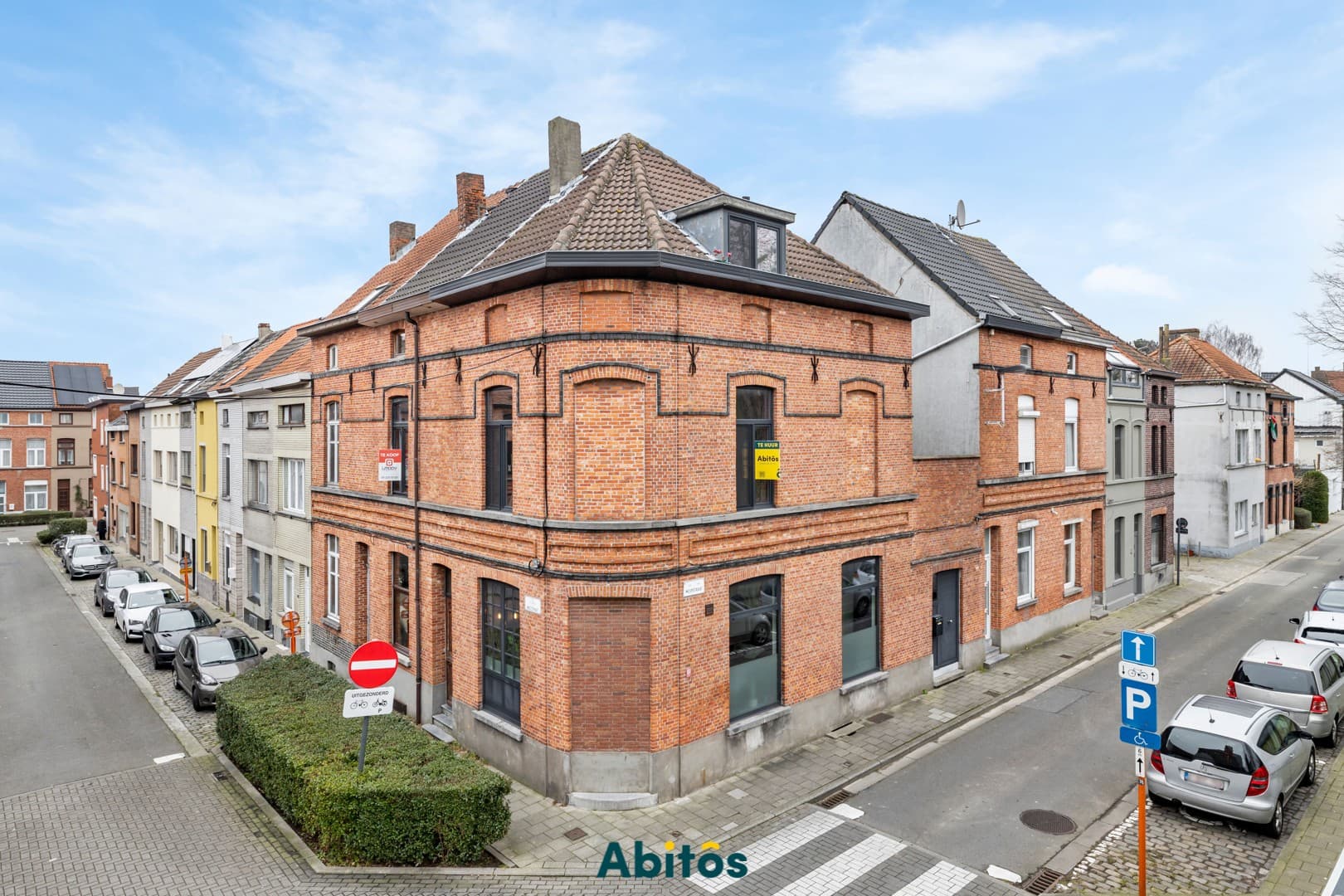 Knappe hoekwoning met drie slaapkamers en dakterras