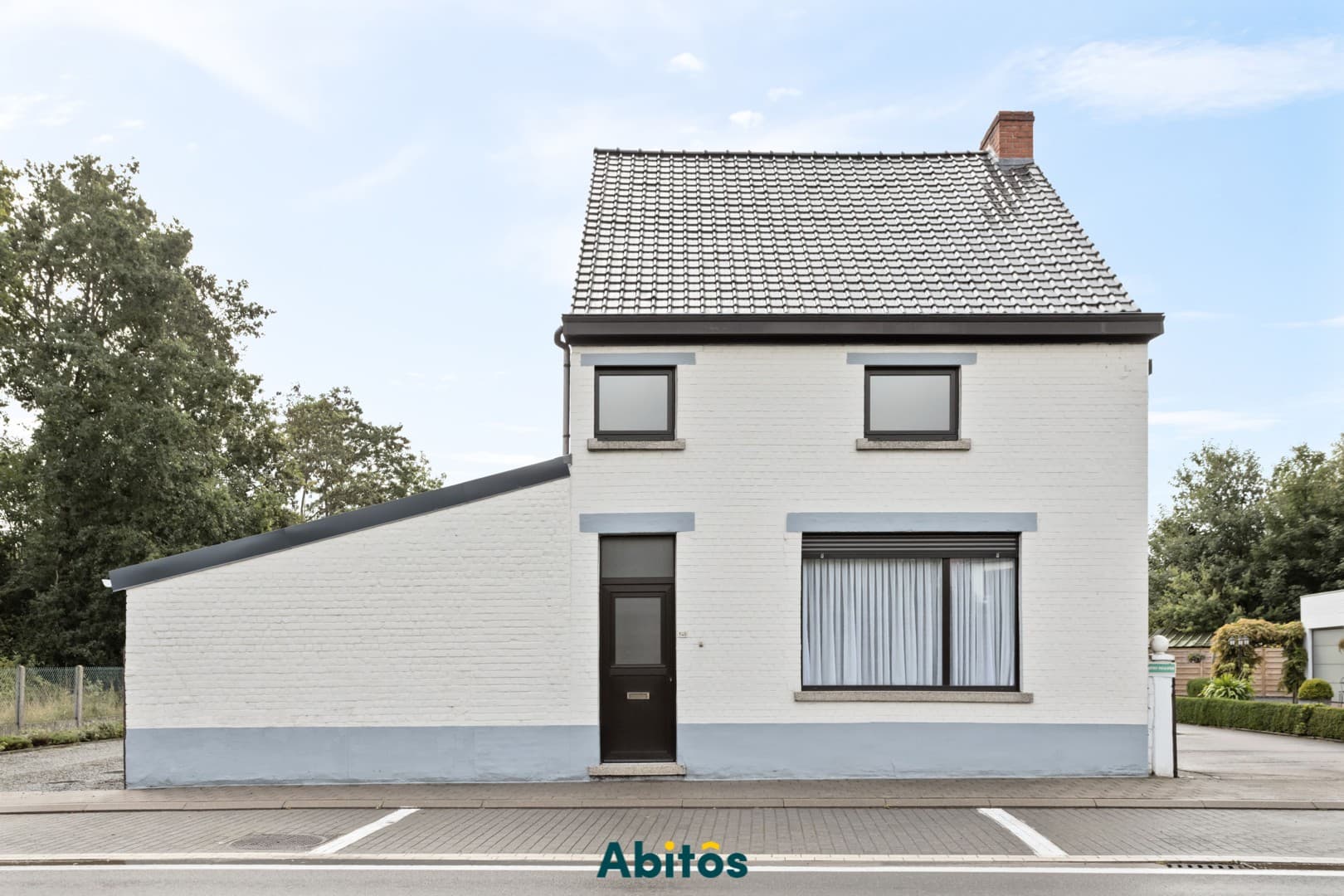 Open bebouwing met drie slaapkamers en grote tuin