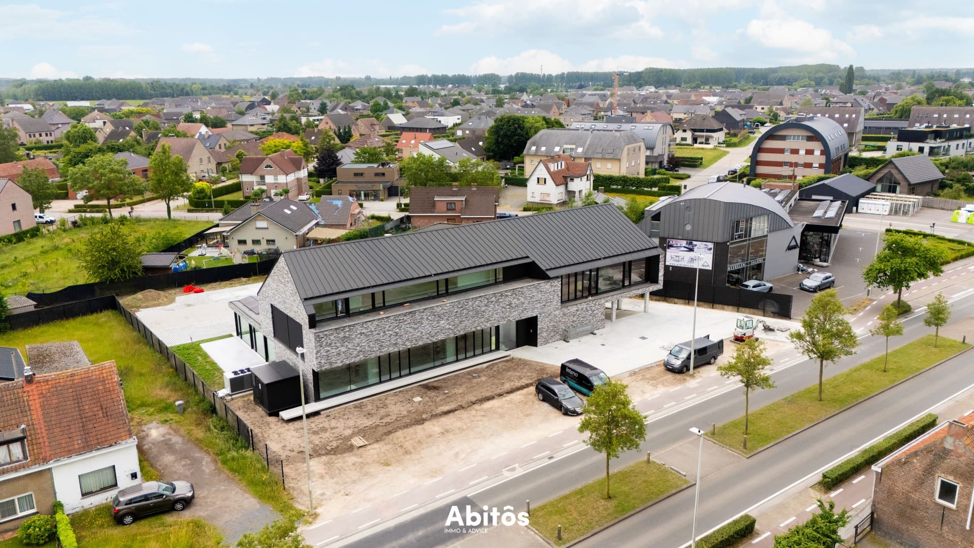 Commercial space with excellent visibility and accessibility
