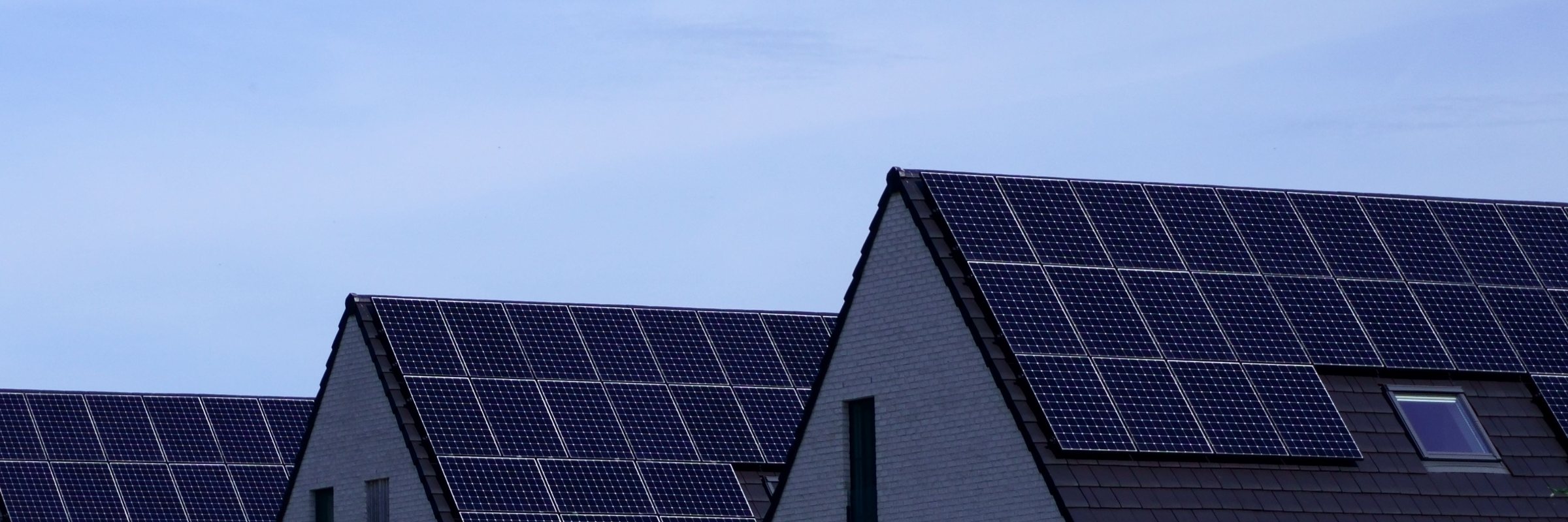 Rijwoningen met zonnepanelen op het dak