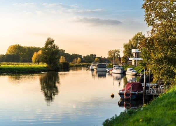 Boten op de Leie bij zonsondergang, nabij de Assels in Drongen