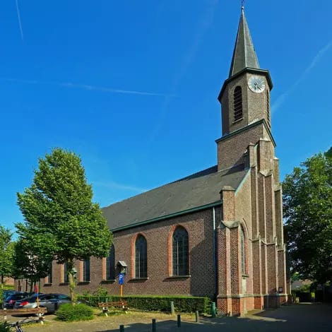 Bakstenen kerk met spitse toren in Baarle, Drongen