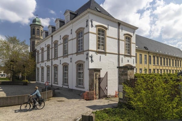 Abdijgebouw en kerktoren in de dorpskern van Drongen-Centrum