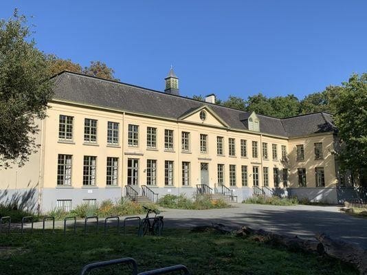 Statig gebouw tussen het groen in Luchteren, Drongen